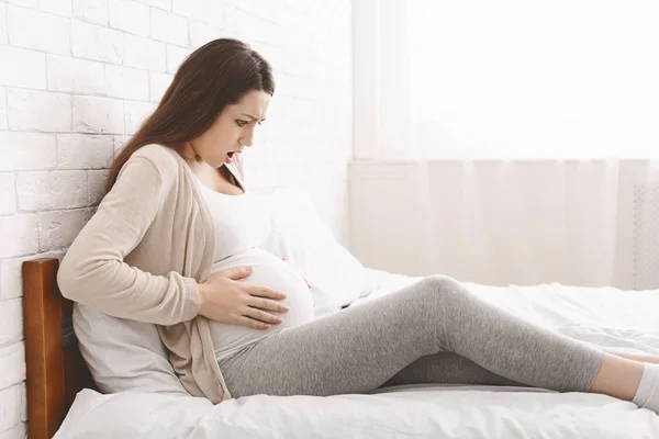 Zwangere vrouw die thuis buikpijn heeft — Stockfoto