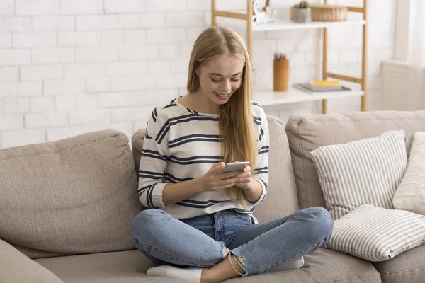 Mooi blond meisje met nieuwe smartphone in handen — Stockfoto