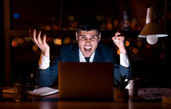 Wütender Geschäftsmann am Laptop schreit nachts im Büro — Stockfoto