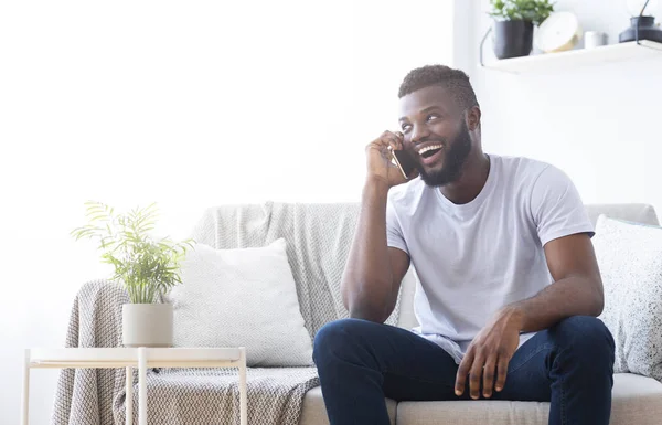 Veselé africký chlap dělat rande s přítelkyní po telefonu — Stock fotografie