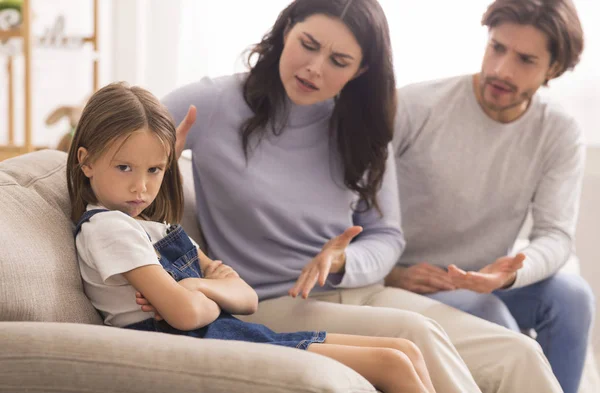 Irriterade föräldrar Kalla sin lilla dotter för sitt beteende hemma — Stockfoto