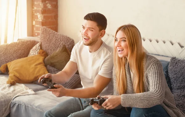 Husband and wife playing internet online video games — 스톡 사진