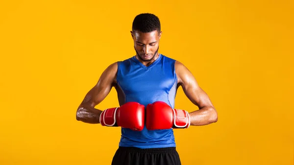 Schöner Afro-Sportler bereit für den Kampf im Studio — Stockfoto