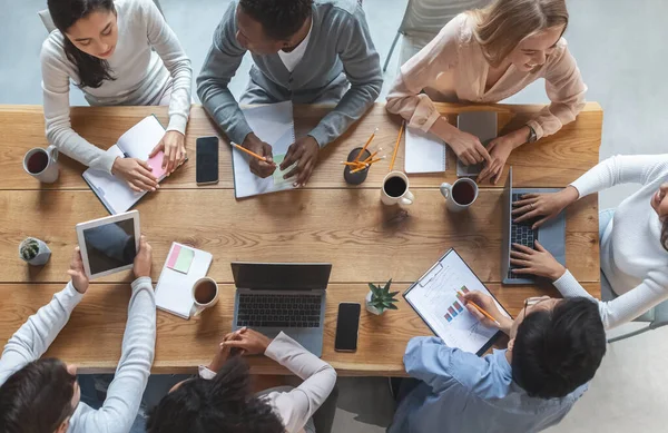 Multirazziale business team avendo riunione, vista dall'alto — Foto Stock