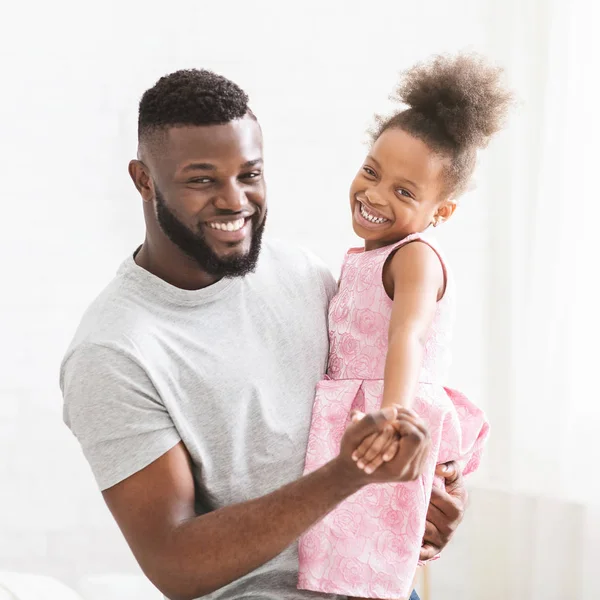 Porträt eines glücklichen Vaters und einer glücklichen Tochter beim gemeinsamen Tanzen zu Hause — Stockfoto