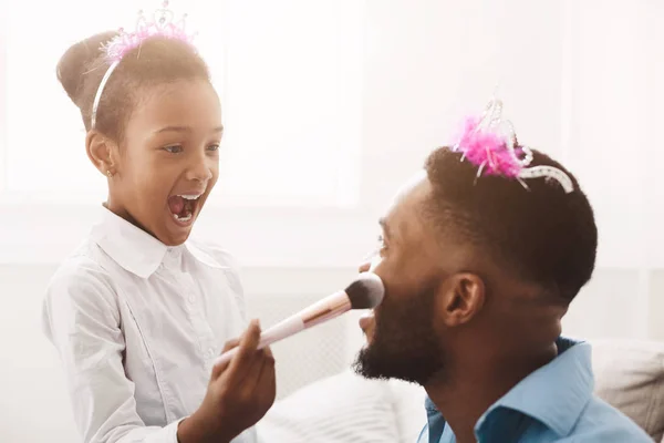 Putri hitam gadis menempatkan makeup pada ayah ratu nya — Stok Foto