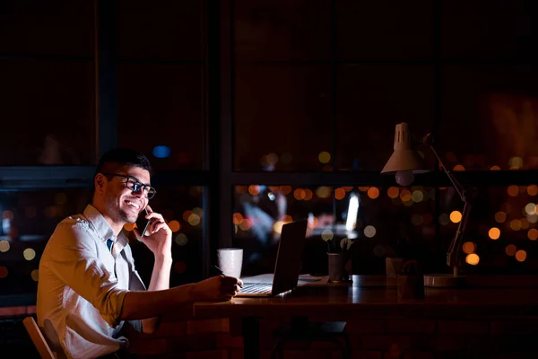 Uomo d'affari di successo che parla al telefono che lavora in ufficio di notte — Foto Stock