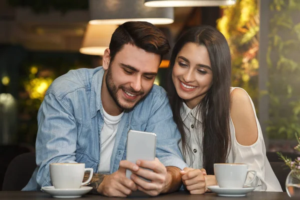 Fiatal pár használ Smatphone ül Cafeteria hétvégén — Stock Fotó