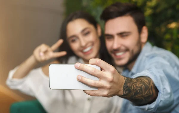 Boldog pár teszi Selfie Smartphone ül együtt Cafe — Stock Fotó