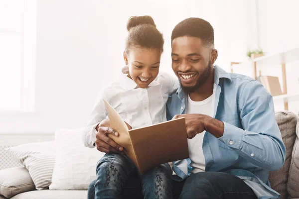 Boa noite. Afro pai lendo conto de fadas para sua filha — Fotografia de Stock