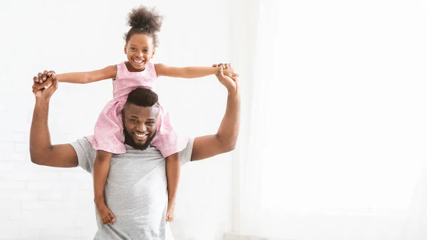 Vreugdevolle jonge vader en leuke kleine dochter poseren thuis — Stockfoto