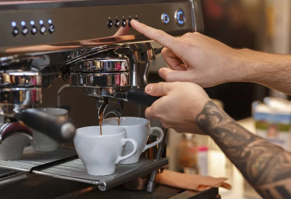 Barista preparando café expresso usando máquina de café na cafetaria, close-up, corte — Fotografia de Stock