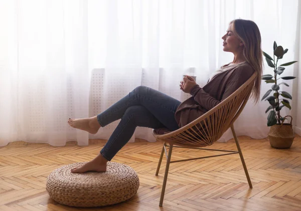 Menina calma beber café, relaxar perto da janela em casa — Fotografia de Stock