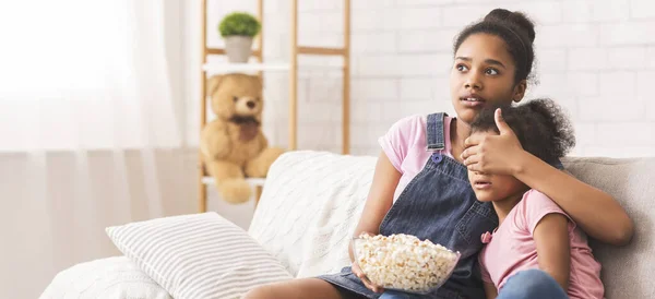 Schockiertes afrikanisches Teenie-Mädchen schließt ihre kleinen Schwestern — Stockfoto