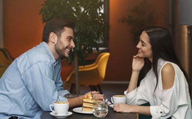 Milenyum Çifti Kafe 'de Otururken Konuşuyor