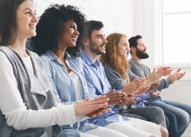 Çeşitli insanlar başarılı atölye çalışması veya seminerden sonra alkışlıyor