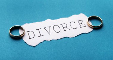 Boşanma mektupları ve alyanslar mavi arka planda