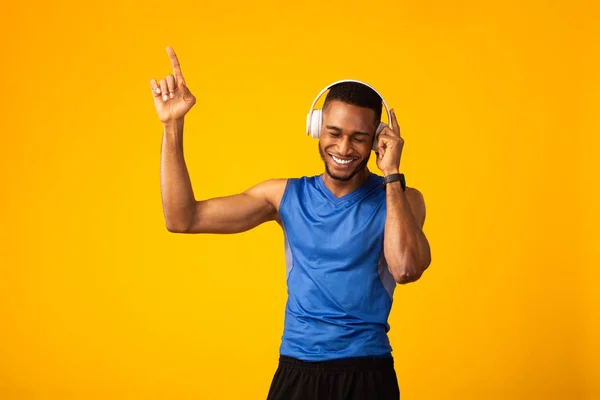 Retrato de chico negro atlético guapo con auriculares —  Fotos de Stock