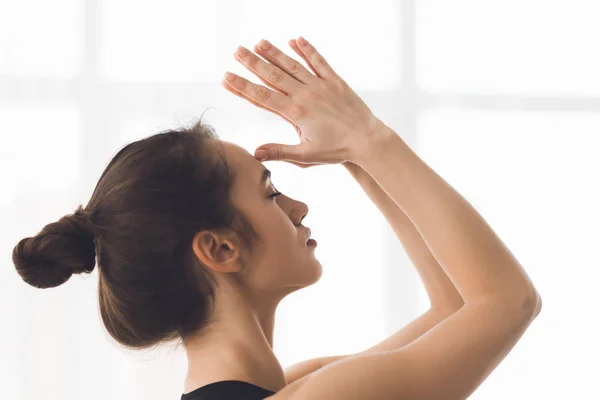 Mujer yogui haciendo gesto namaste tocando la cara con los dedos —  Fotos de Stock