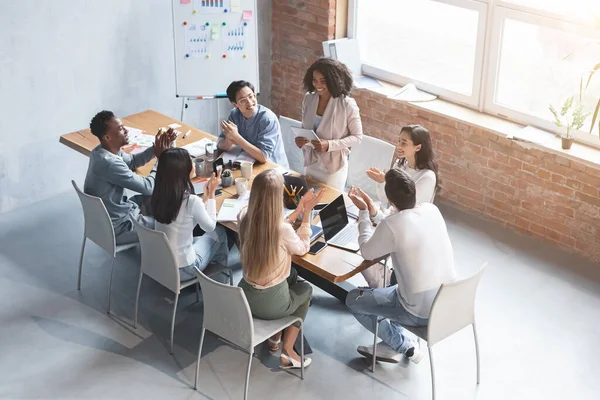 Ellegant afro donna parlando con i colleghi, facendo rapporto di lavoro — Foto Stock