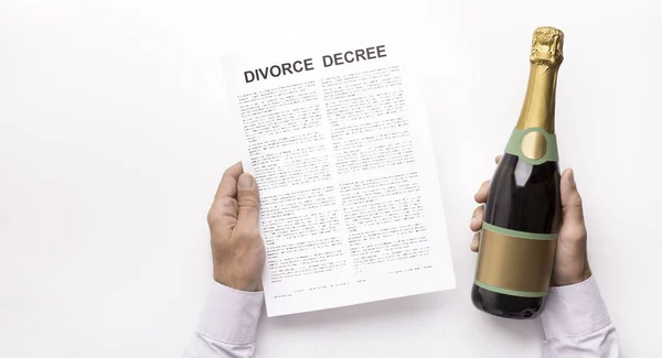 Esposo planeando beber champán celebrando después de firmar el decreto de divorcio —  Fotos de Stock