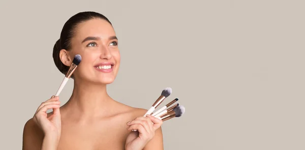 Schönheitskonzept. glückliches Mädchen mit Make-up-Pinseln — Stockfoto