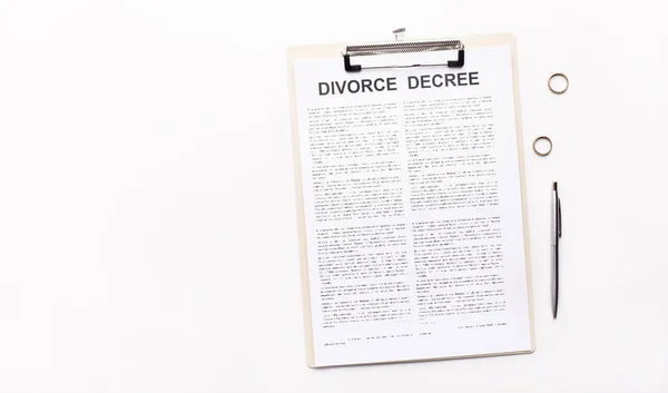 Decreto de divorcio ley documento, anillos de boda y pluma —  Fotos de Stock