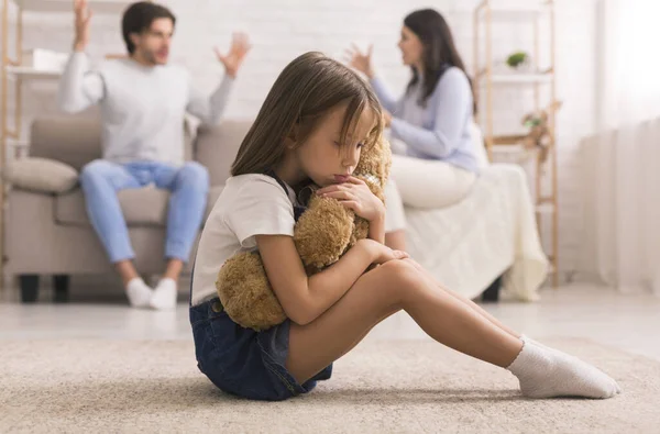 Feldúlt kislány ölelkezik Teddy Bear, szenved a szülők veszekedés — Stock Fotó