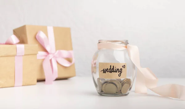 Geld munten in glazen pot met tekst geschreven voor de bruiloft — Stockfoto
