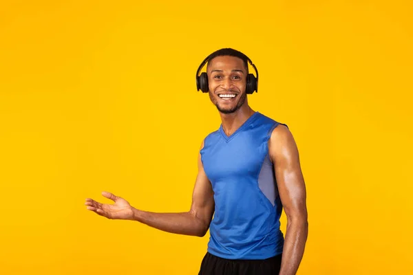 Portret van knappe atletische afro kerel met headset — Stockfoto