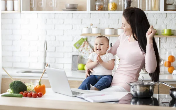 Fröhlicher kleiner Junge klatscht in die Hände, jubelt mit Mama — Stockfoto