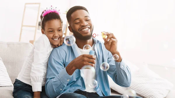 アフリカ系アメリカ人の父親と娘が一緒に泡石鹸を吹いて — ストック写真