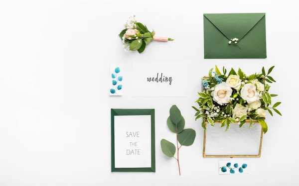 Tarjetas de felicitación Papeles acostados en la decoración de la mesa con flores —  Fotos de Stock