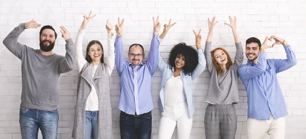 Sokszínű emberek mutatják pozitív gesztusok, pózol együtt át fehér fal háttér — Stock Fotó