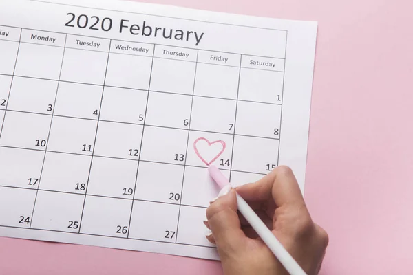 Ημερολόγιο με καρδιά στις 14 Φεβρουαρίου, γυναίκα κατανομή για την ημέρα του Αγίου Βαλεντίνου — Φωτογραφία Αρχείου