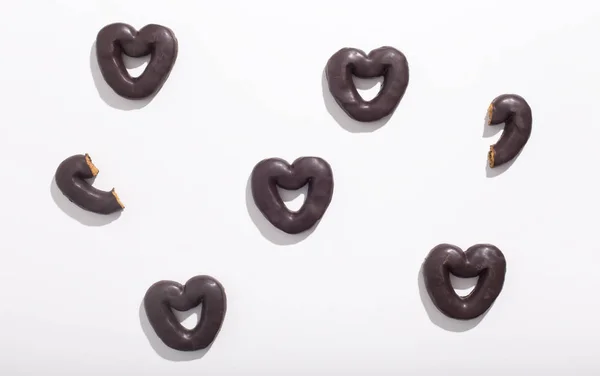 Schokoladenkekse Herzen auf weißem Hintergrund, Muster — Stockfoto