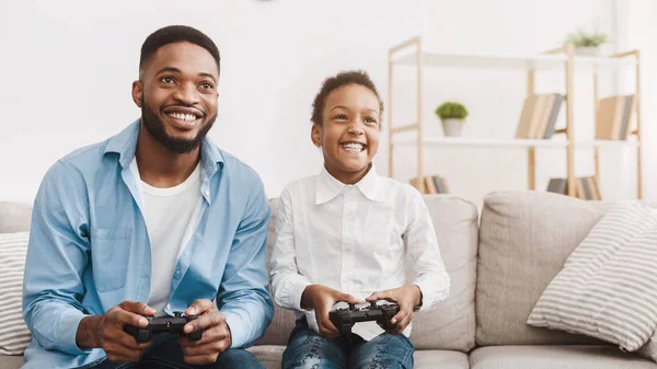Feliz afro papá disfrutando de videojuegos con su linda hija — Foto de Stock