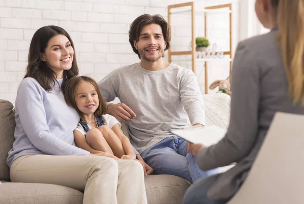 Ouders met weinig dochter zitten bij Psycholigisten Office na succesvolle therapie — Stockfoto