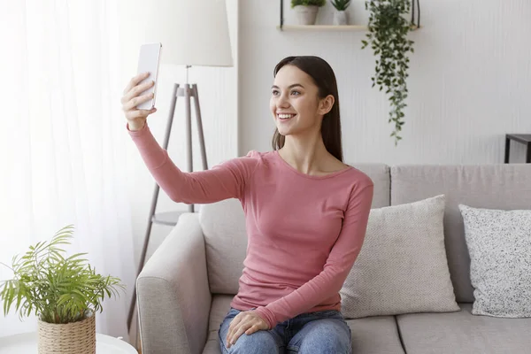 Atractiva mujer milenaria haciendo selfie feliz en el teléfono celular — Foto de Stock