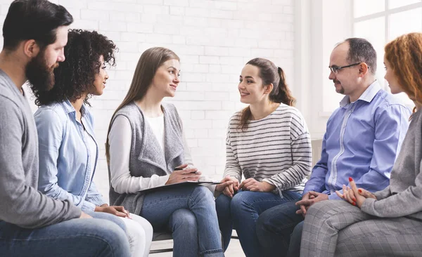 Psykoterapeut pratar med patienter på stödgruppsmöte — Stockfoto