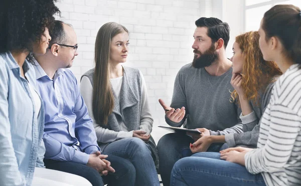 Terapeuta que consulta a pacientes del grupo de rehabilitación en la sesión de terapia — Foto de Stock