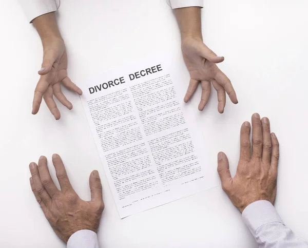 Ehefrau streitet mit Ehemann über Bedingungen des Scheidungsvertrages — Stockfoto