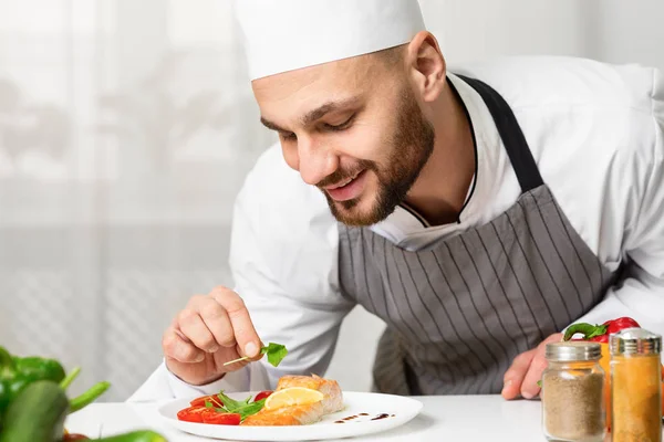 Chef Plating Rostad lax biff och dekorera Dish i köket — Stockfoto