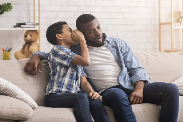 Little Afro Boy Whispering In Fathers Ear, delen van geheim — Stockfoto