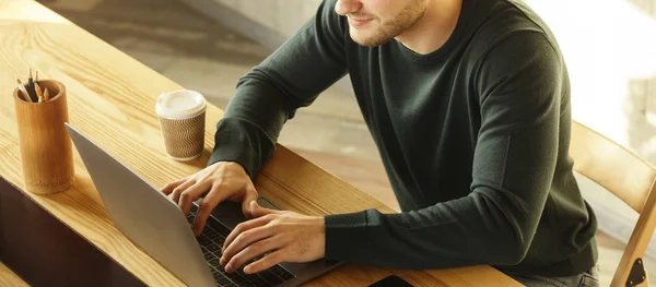 Ugjenkjennelig freelancer Guy Writing Article Working at Workplace Indoor, Panorama – stockfoto