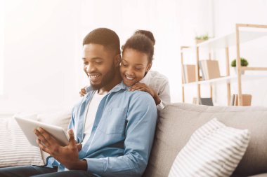 Dijital tablet kullanan pozitif Afrikalı baba ve kız