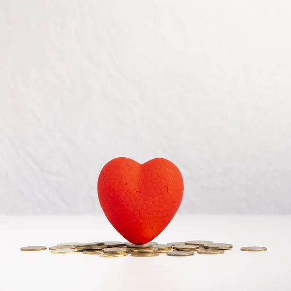 Червоне серце з концепцією весільного бюджету та монетами — стокове фото