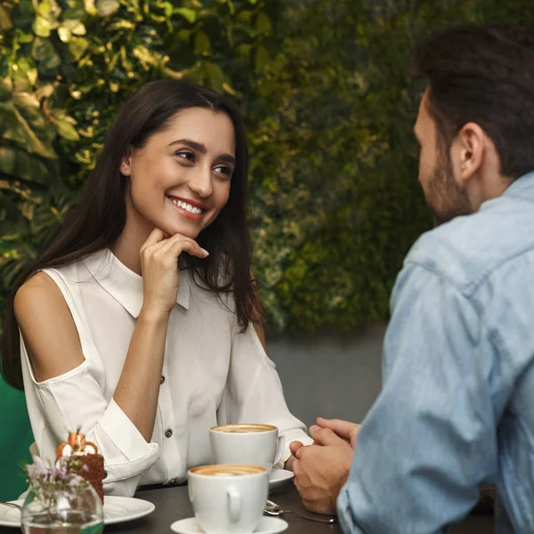 Femme parlant avec petit ami Sortir ensemble Assis à la cafétéria — Photo