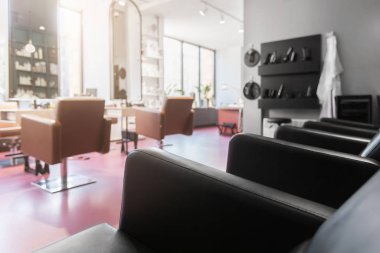 İş yeri makyaj sanatçısı, panoramik pencereli şık iç mimari