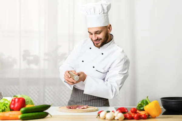 Chef Man Cooking Meat Seasoning Steak Working In Kitchen — Stock Photo, Image